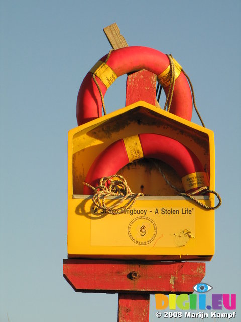 SX00591 Ringbuoys lifesafers in station